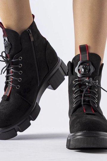 Botins pretos decorados com... 2