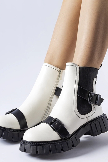 Botins brancos com sola Fontarine maciça
