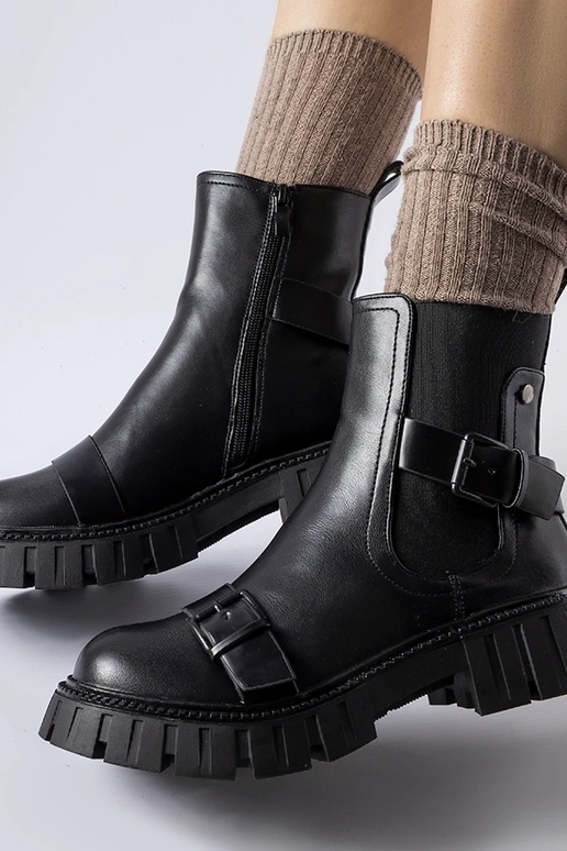 Botins pretos com sola Fontarine maciça