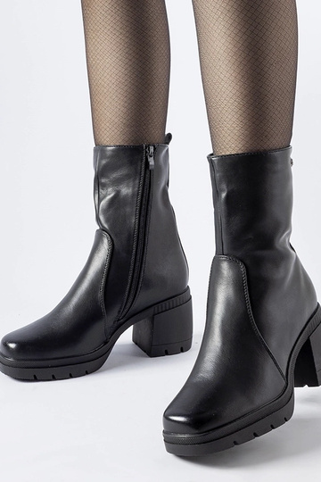 Botins pretos isolados com...