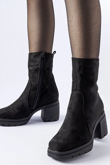 Botins pretos de camurça...