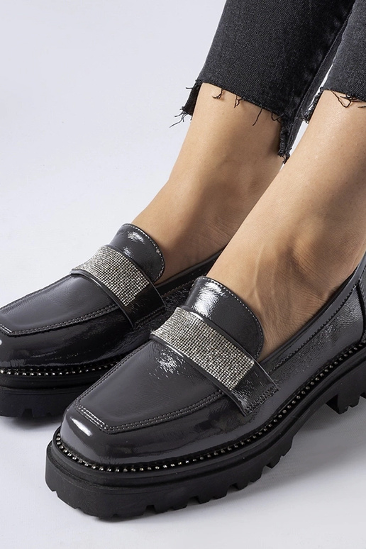 Mocassins cinza escuro brilhantes...