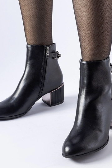 Botins pretos decorados com... 2