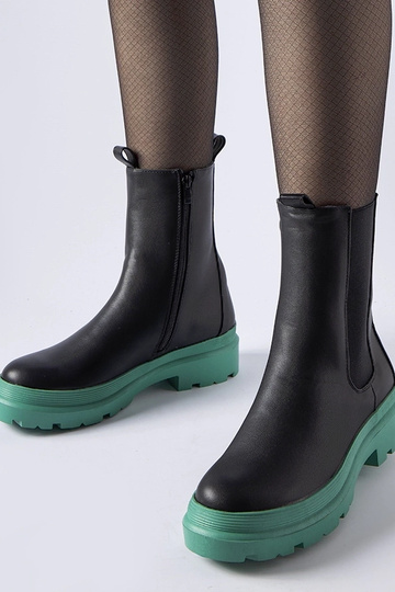 Botins pretos com sola...