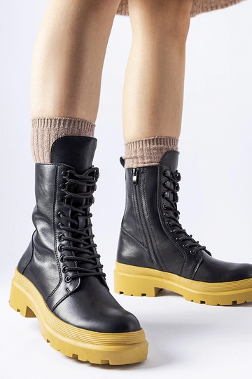 Botins pretos de cano alto...