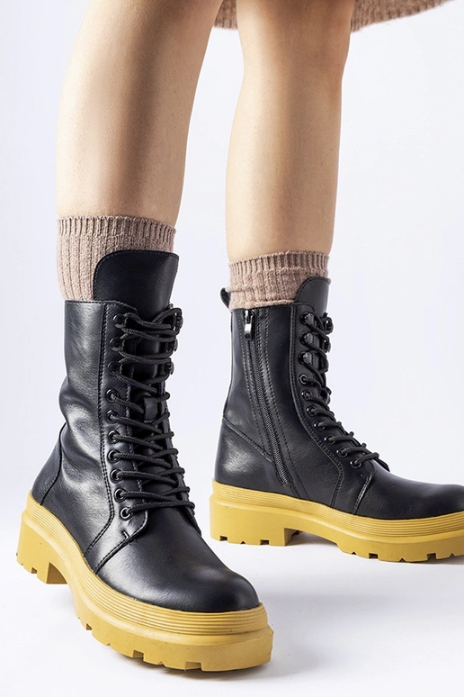 Botins pretos de cano alto com sola...