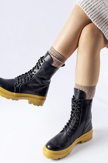 Botins pretos de cano alto... 2