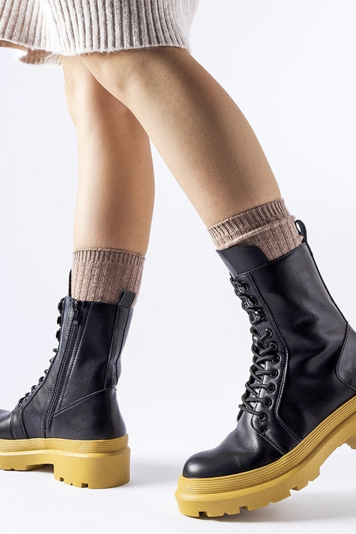 Botins pretos de cano alto com sola...