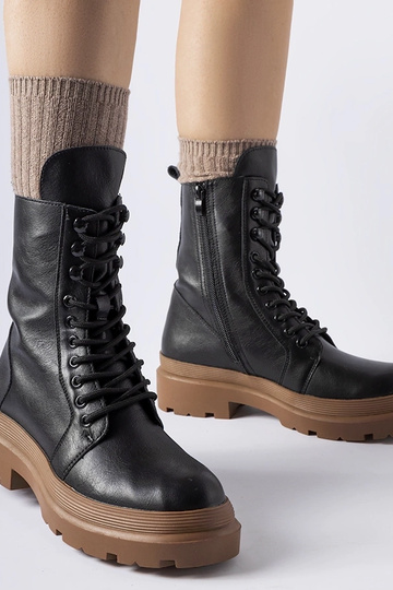 Botas de caminhada pretas...