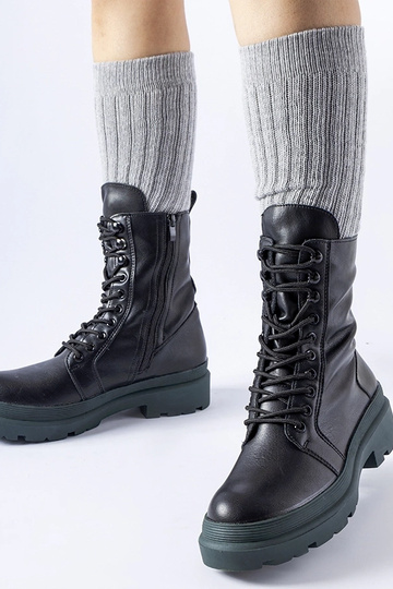 Botas de caminhada pretas...