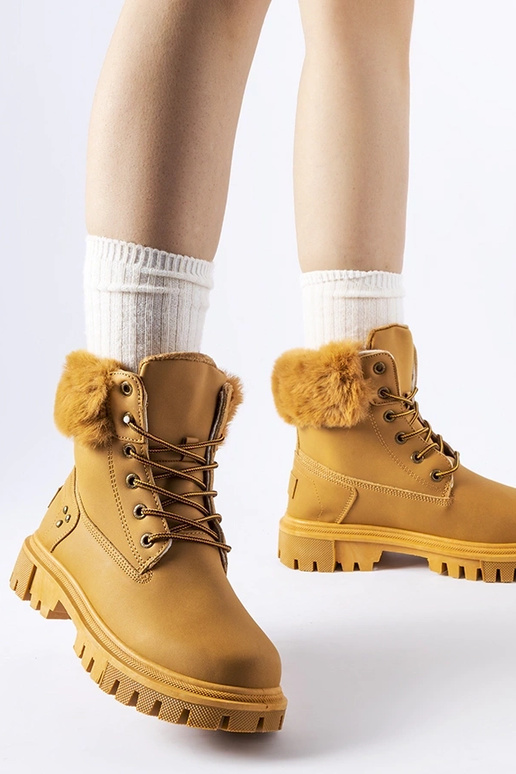 Botas marrons com pele decorativa...