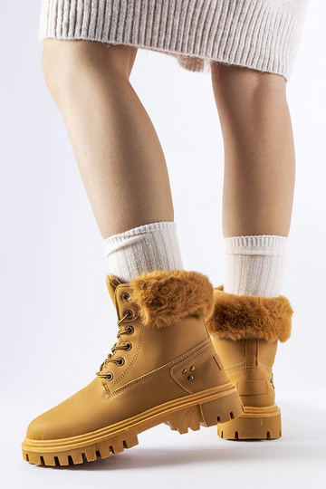 Botas marrons com pele... 2