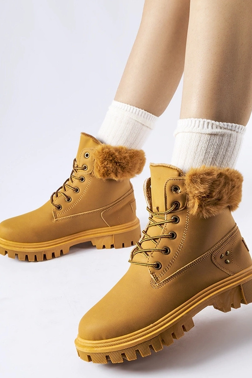 Botas marrons com pele decorativa...