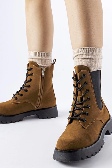 Botins castanhos com sola...