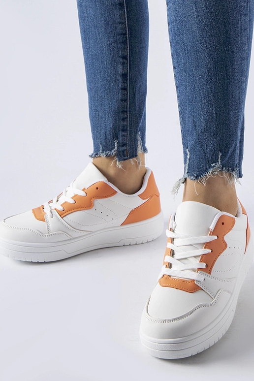 Sapatos brancos com detalhes em...