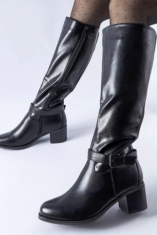 Botas pretas com fivela decorativa...