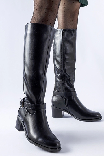 Botas pretas com fivela... 2