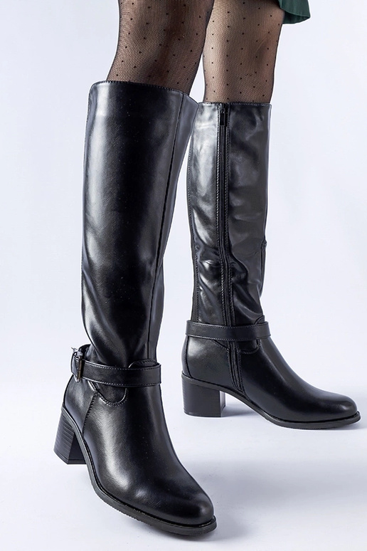 Botas pretas com fivela decorativa...