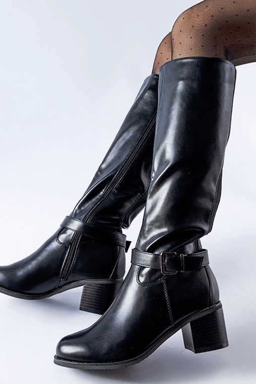 Botas pretas com fivela decorativa...