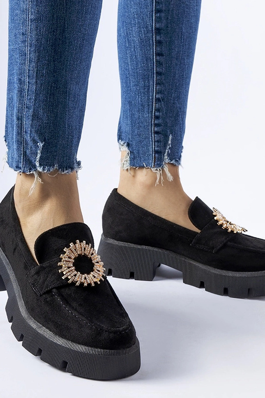 Mocassins pretos decorados com fivela...