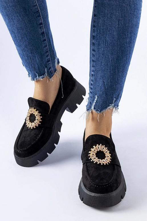 Mocassins pretos decorados com fivela...