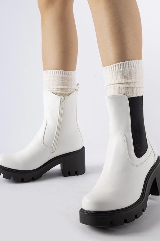 Botas Isoladas Brancas no Bloco...