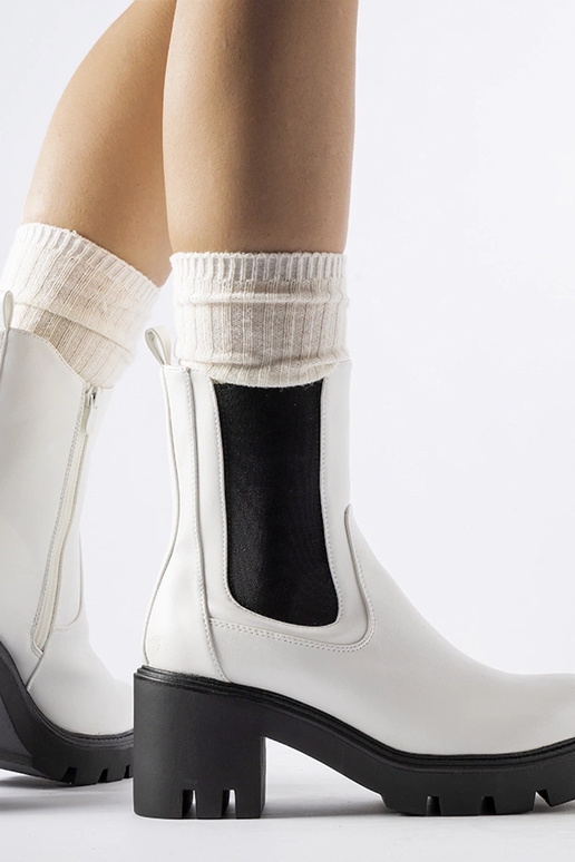 Botas Isoladas Brancas no Bloco...