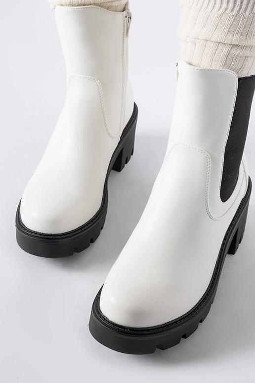 Botas Isoladas Brancas no Bloco...