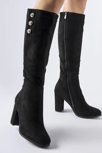 Botas pretas decoradas com...