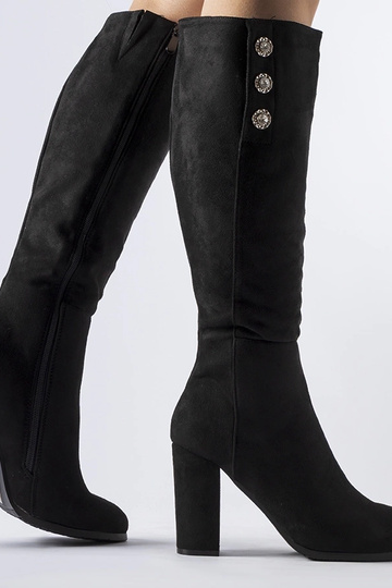 Botas pretas decoradas com... 2