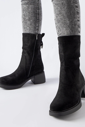 Botins pretos de camurça...