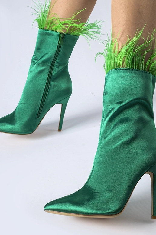 Botins verdes decorados com penas...