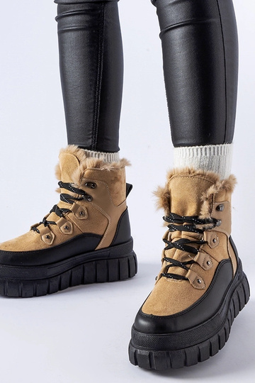 Botins bege com sola...