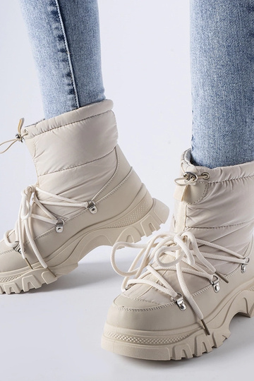 Botas de neve isoladas bege...