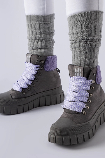 Botins cinzas com detalhes...