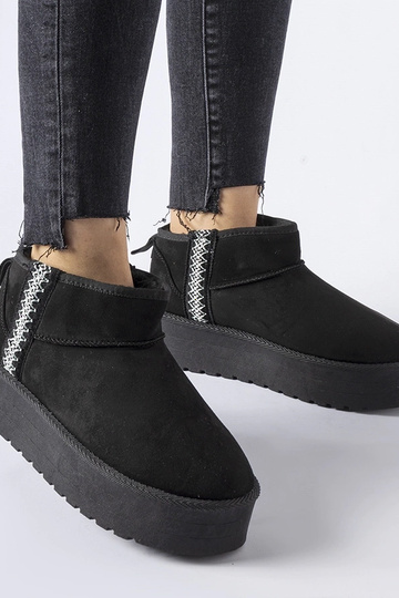 Botas pretas de neve com...