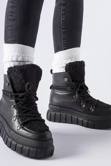 Botas pretas de cano curto...