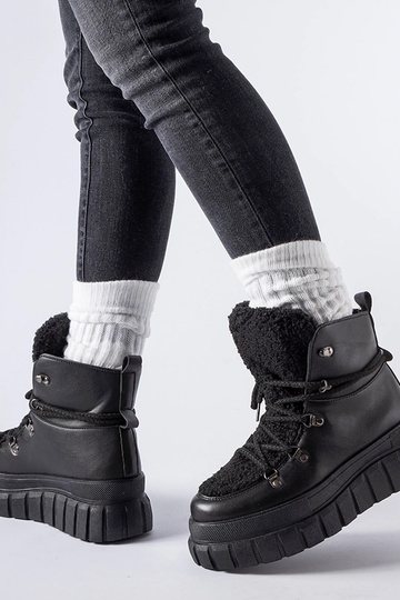 Botas pretas de cano curto... 2