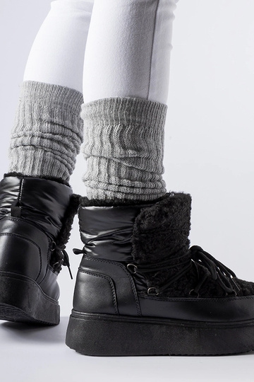 Botas de neve pretas em uma...