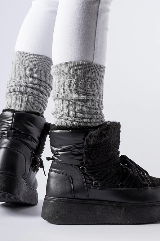 Botas de neve pretas em uma...