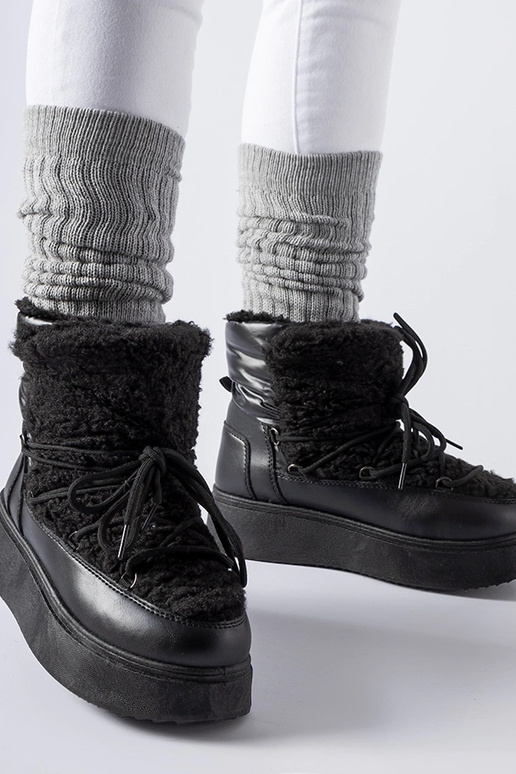 Botas de neve pretas em uma...