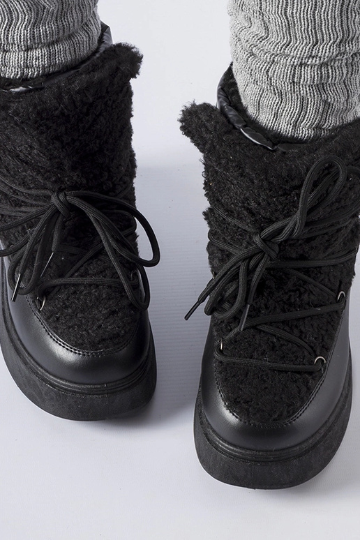 Botas de neve pretas em uma...