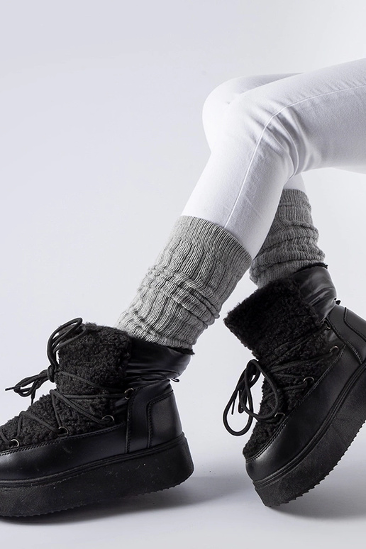 Botas de neve pretas em uma...