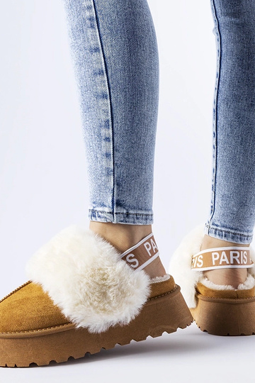 Chinelo marrom com elástico e pelo leve Sangro