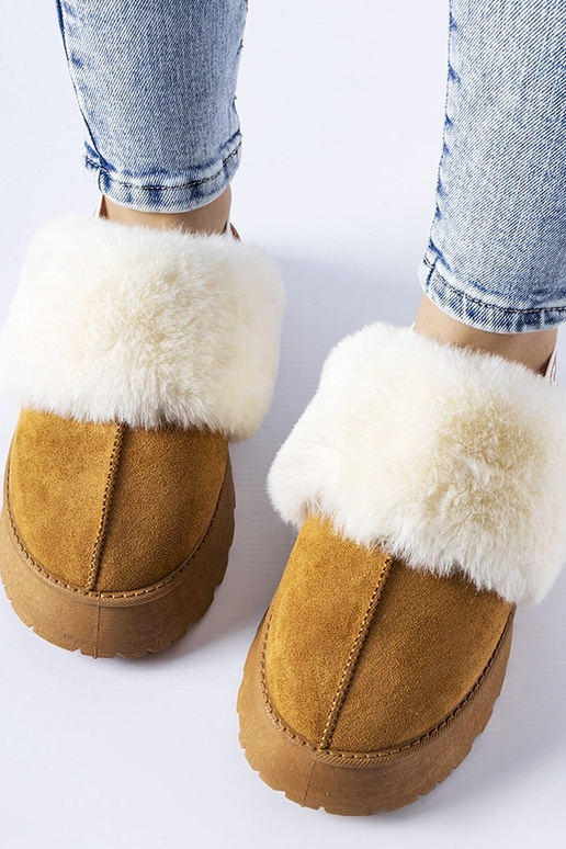 Chinelo marrom com elástico e pelo... Chinelo marrom com elástico e pelo...