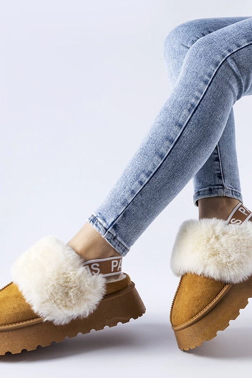 Chinelo marrom com elástico e pelo... Chinelo marrom com elástico e pelo...