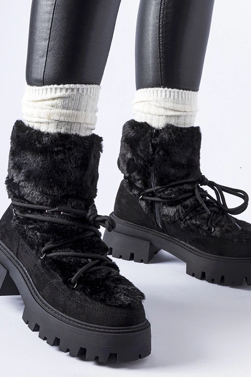 Botins pretos com pelinho decorativo...