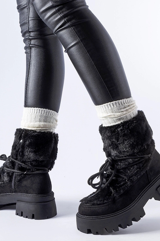 Botins pretos com pelinho decorativo...