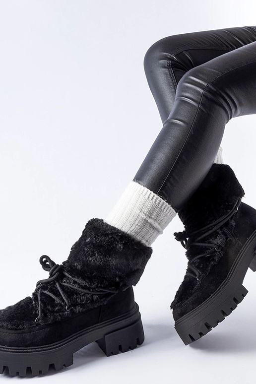 Botins pretos com pelinho decorativo...