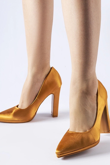 Sapatos de cetim marrom com salto bloco Rivers